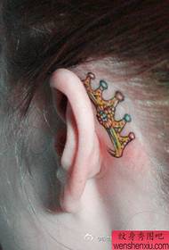 telinga gadis kecil dan pola tato mahkota populer