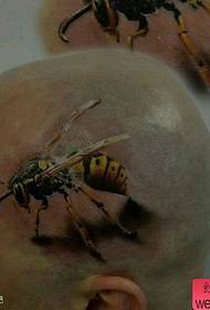 一個人的頭上逼真的蜜蜂紋身作品