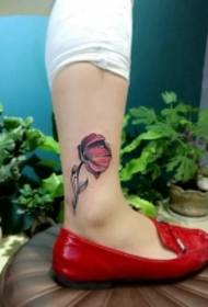 95 dívčí nohy světlé květinový vzor tetování