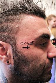 Negaidīts alternatīvs galvas un sejas tetovējums