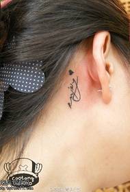 hartvormige Engelse tatoeëringstatoe op die oorpatroon