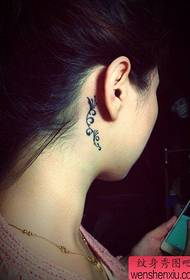 女の子の耳の美しいratのタトゥーパターン