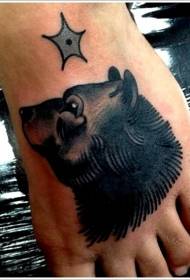stopa czarny niedźwiedź głowa i wzór tatuażu gwiazdy