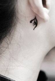 dekle uho majhen svež majhen vzorec tetovaže totem