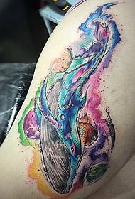 padrão de tatuagem de baleia de coxa pintada