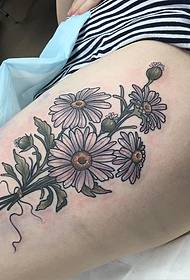 Бедро Европа и маленький свежий букет из хризантем с росписью татуировки