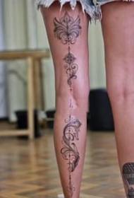 tatuaggio gamba sexy sul polpaccio femminile