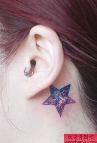 Pigers øre er populært med det smukke fempunkede stjernetatoveringsmønster