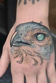 красивый естественный образец татуировки головы орла на спине