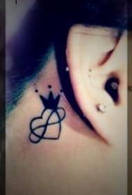 djevojka uho mali totem ljubav uzorak tetovaža krune