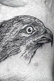 dobro izgleda crna linija mali svježi uzorak tetovaže na glavi orlova