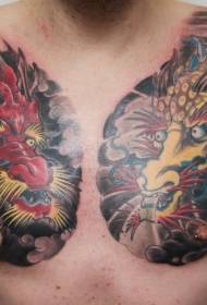 diferentes patróns de tatuaxe de dragón a ambos os dous lados do peito masculino