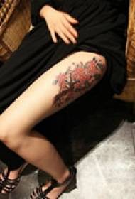 tatouage élégant de jambe de modèle