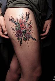 Šlaunys Europoje ir Amerikoje seksualios gėlių strėlės spalvos tatuiruotės raštas