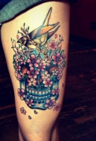 crani color femella patró de tatuatge de flors d'aus de crani