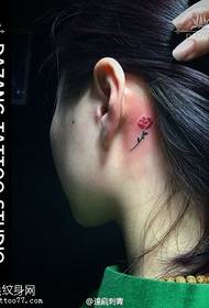 uzorak svježe tetovaže ruže iza uha