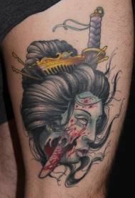 бедрото отвратително цвят счупена татуировка на гейша