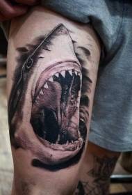 coscia incredibile modello realistico tatuaggio testa di squalo nero