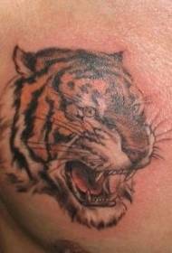 patrón de tatuaje de cabeza de tigre realista en el pecho