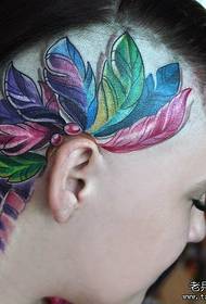 Tattoo show bar preporučio je uzorak tetovaže u boji glave