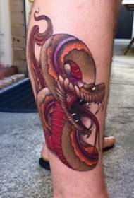 Jungen an den Beinen gemalt Fähigkeiten kreative Schlange Tattoo-Bilder