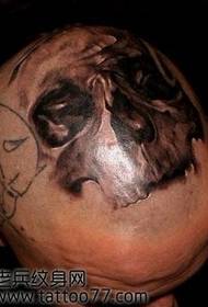 mudellu di tatuu di craniu frescu in testa