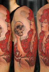 Vrăjitoare mare de păr roșu frumos cu model de tatuaj de craniu