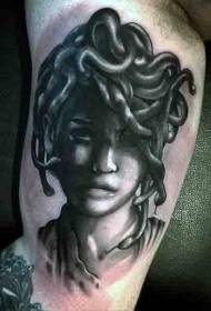 liels melns un pelēks noslēpumainā Medusa iemiesojuma tetovējuma modelis