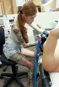 Jambes d'artiste tatoueur beauté malaisien peint motif de tatouage