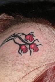 kepala kecil yang indah pola tato mawar