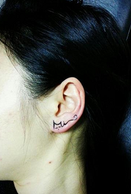 kotě tetování na dívčí ucho