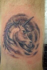 Patrón de tatuaje de cabeza negra de unicornio