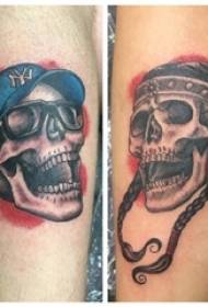 Meninos pintados nas pernas, tatuagens criativas no crânio