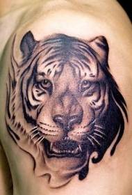 Patrón de tatuaje de brazo grande de cabeza de tigre negro