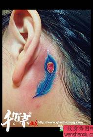 majhen pernati vzorec tatoo za ženska ušesa