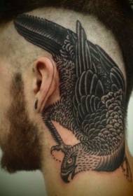 頭の現実的な黒い鳥のタトゥーパターン