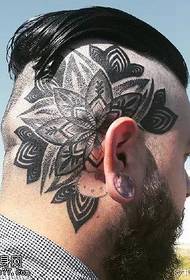 узорак тетоваже лотоса на глави