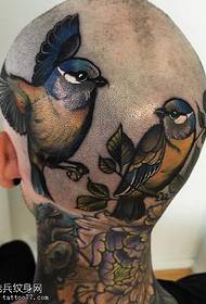 naslikana tetovaža ptica na glavi