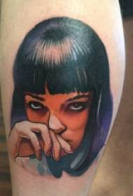 gambe della ragazza del tatuaggio del ritratto del personaggio sulle immagini colorate del tatuaggio del ritratto