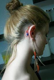 dona orella moda petita imatge de tatuatge de ploma