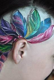 modello di tatuaggio piuma colorata testa di bellezza