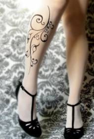 여자의 다리 간단한 흑백 포도 나무 문신 패턴