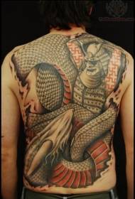 Samurai de volta e patrón de tatuaxe de serpe monstro
