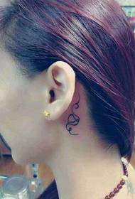 ljepota uho iza malog oblika srca Tattoo pattern