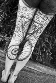 對女孩腿上的黑色灰色花卉紋身