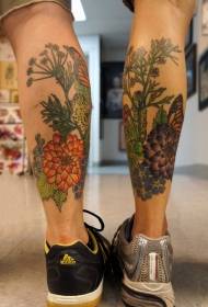 Tatoveringsben på mønsteret af fuldt udstyret tatovering på benene
