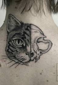 Uvanlig svart kattehode med et halvt ekte halvtvist tatoveringsmønster