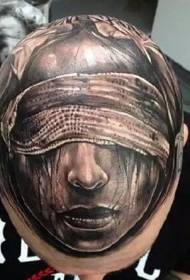 Retrato espeluznante de estilo negro e gris dun tatuaje de muller cega