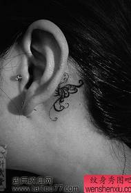dziewczyna jak ucho tatuaż wzór motyla totem
