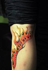 다리 붉은 불꽃 문신 패턴